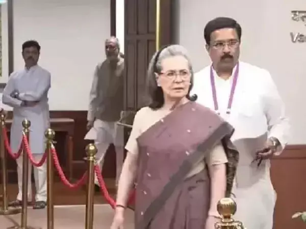 Top Leaders Cast Votes in Vice Presidential Election: Sonia, Rahul, Rajnath and Deve Gowda Lead the Way Top Leaders Cast Votes in Vice Presidential Election: Sonia, Rahul, Rajnath and Deve Gowda Lead the Way