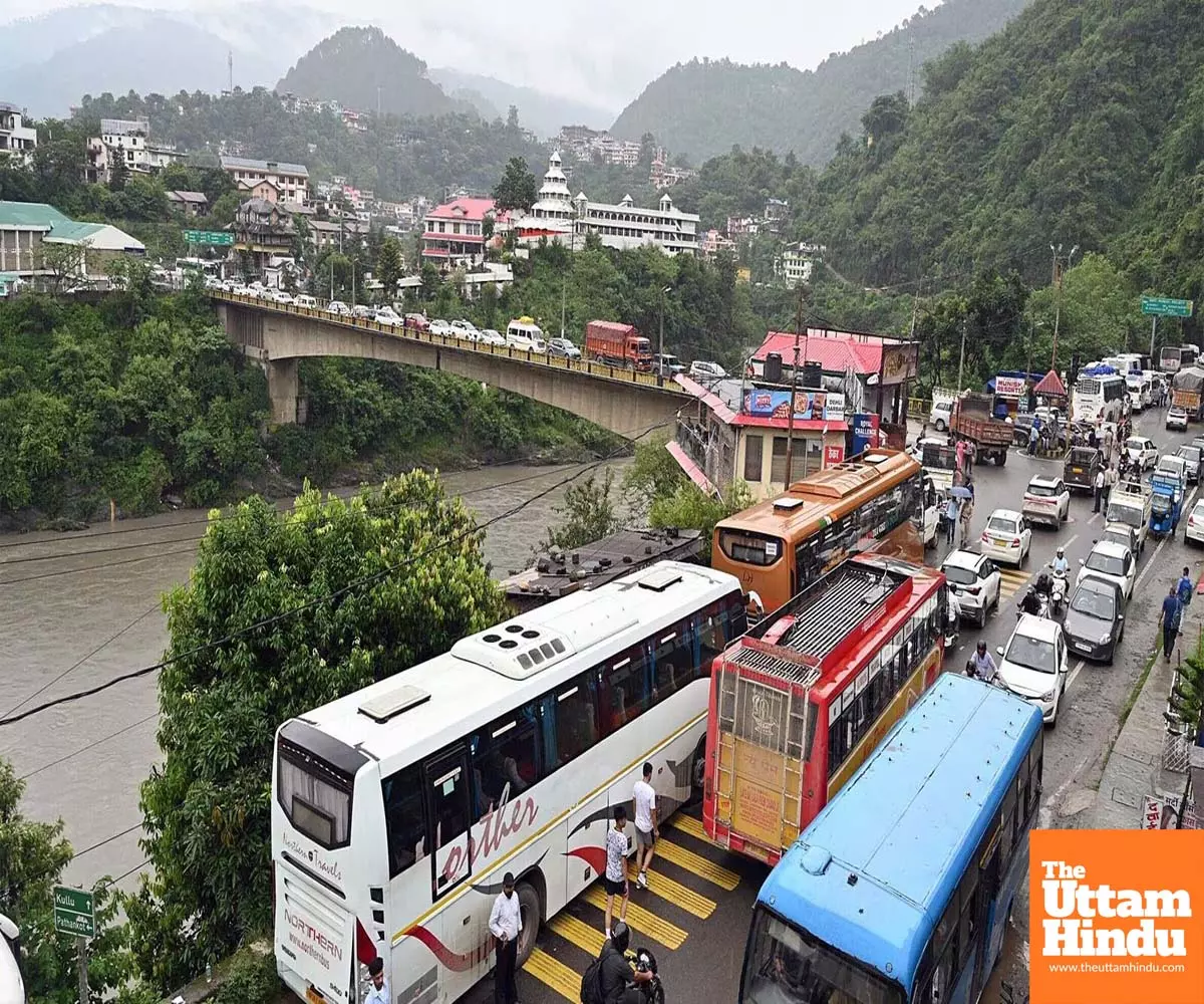 Chandigarh–Manali four-lane flyover part collapses, road sinks 6 inches, traffic halted