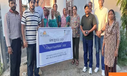‘Art of Living’ Volunteers Step Forward to Help Flood Victims