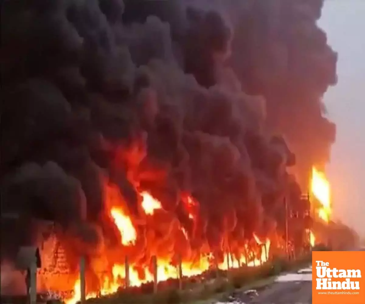 Gujarat factory engulfed in massive fire, two workers die painful death Gujarat factory engulfed in massive fire, two workers die painful death