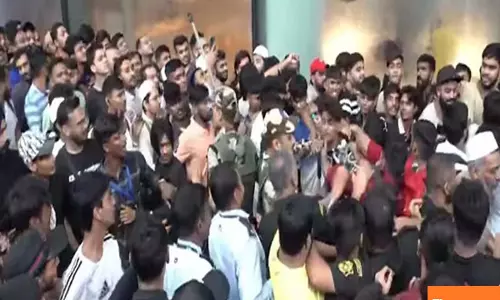 iPhone 17 craze peaks as people line up overnight outside Apple stores