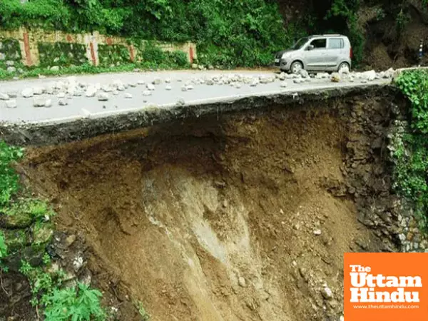 Hilly Areas in Peril: Ground Sinking 2-3 Feet Daily Due to Landslides, Residents in Fear Hilly Areas in Peril: Ground Sinking 2-3 Feet Daily Due to Landslides, Residents in Fear