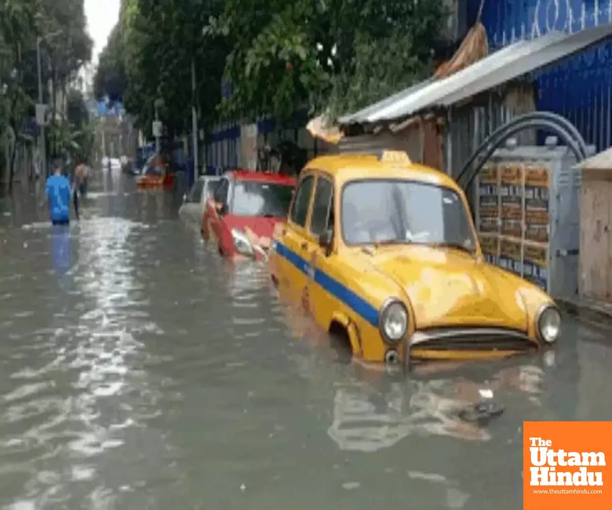 Heavy rain wreaks havoc in Kolkata, metro and rail services disrupted, 5 electrocuted