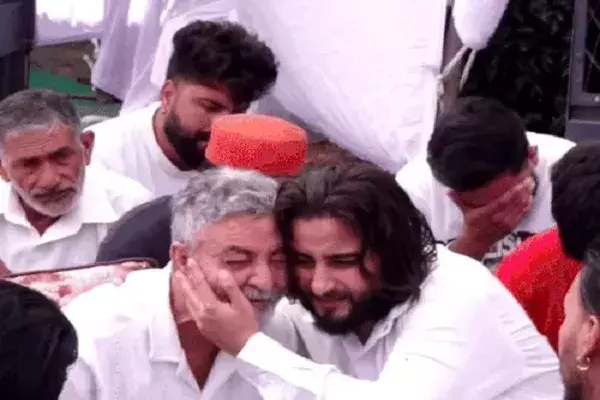 Double tragedy strikes singer Khan Saab: Loses father 17 days after mothers demise