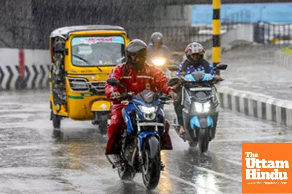 Heavy Rain Lashes Tamil Nadu: Alert Issued for 12 Districts, Fishermen Advised to Stay Ashore Heavy Rain Lashes Tamil Nadu: Alert Issued for 12 Districts, Fishermen Advised to Stay Ashore