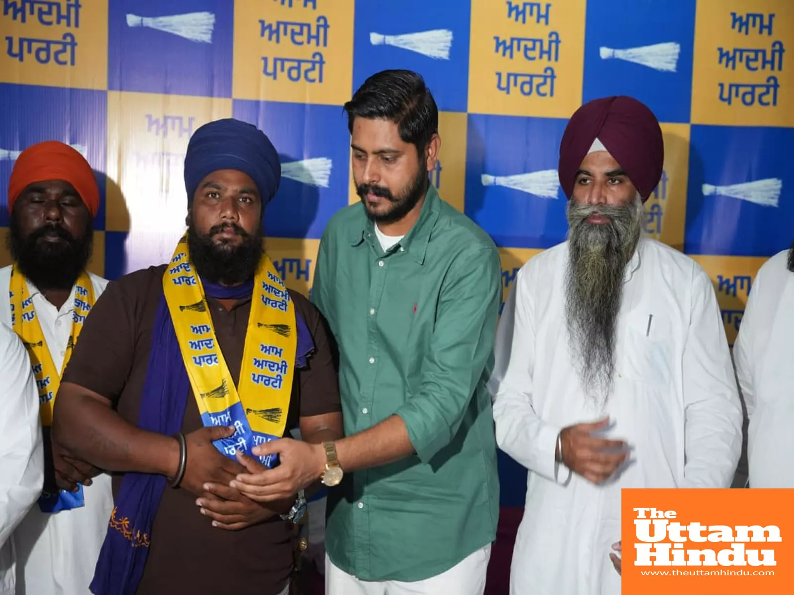 Major setback for BJP ahead of Tarn Taran by-election! Hundreds of BJP leaders join AAP Major setback for BJP ahead of Tarn Taran by-election! Hundreds of BJP leaders join AAP