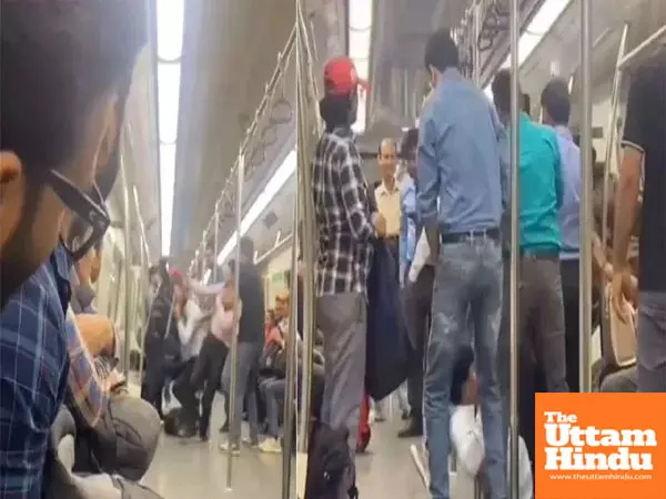 Delhi Metro chaos: Two men trade punches, spectators snap Delhi Metro chaos: Two men trade punches, spectators snap