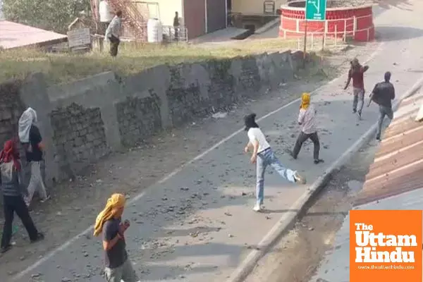 Unique Stone Festival of Himachal: Villagers Throw Stones Until Blood Is Shed: Watch VIDEO Unique Stone Festival of Himachal: Villagers Throw Stones Until Blood Is Shed: Watch VIDEO