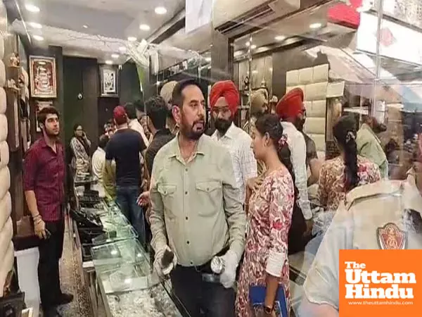 Jalandhar jewellers shop robbed: Masked men get away with lakhs in cash and gold at gunpoint; video surfaces Jalandhar jewellers shop robbed: Masked men get away with lakhs in cash and gold at gunpoint; video surfaces