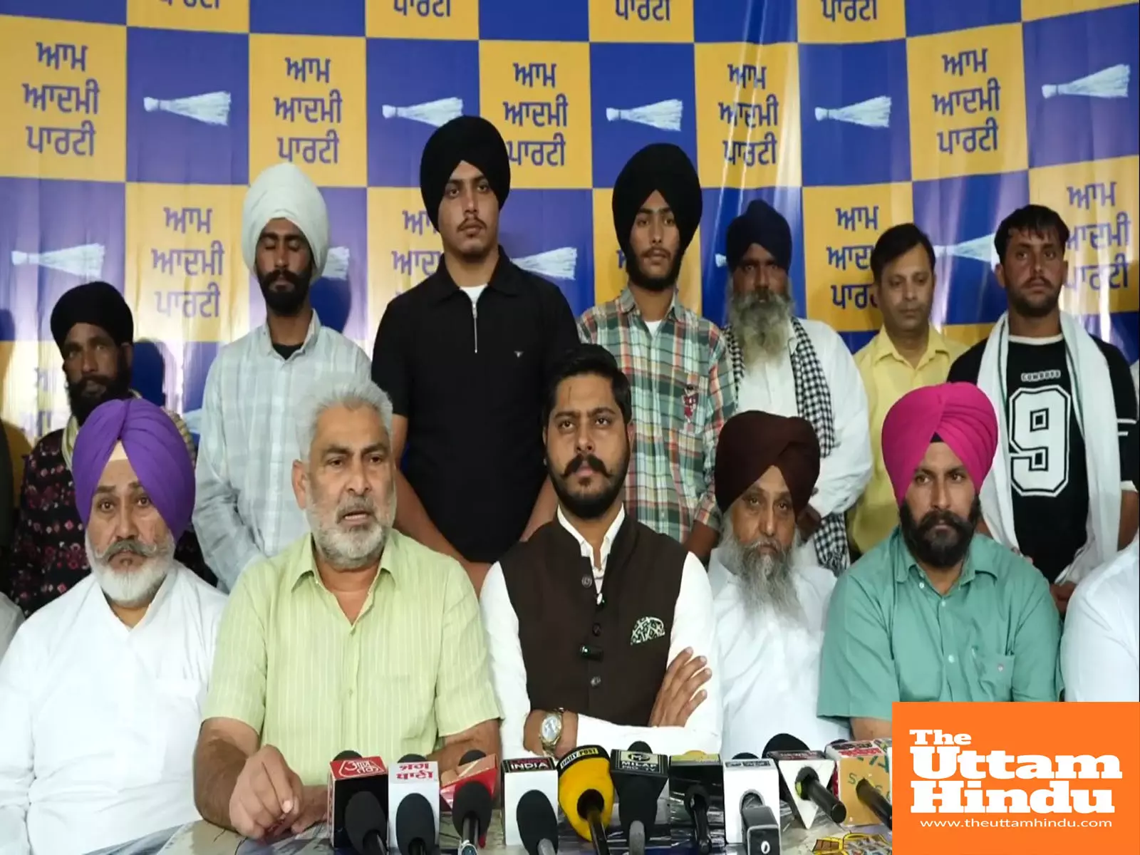 Massive jolt to Congress in Tarn Taran as dozens of congress families join Aam Aadmi Party Massive jolt to Congress in Tarn Taran as dozens of congress families join Aam Aadmi Party