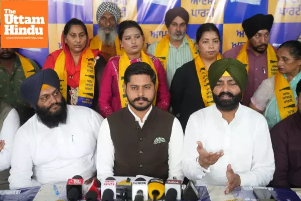 Prominent Akali Leader Vandana Gill Joins AAP with Her Supporters Ahead of Tarn Taran By-Election