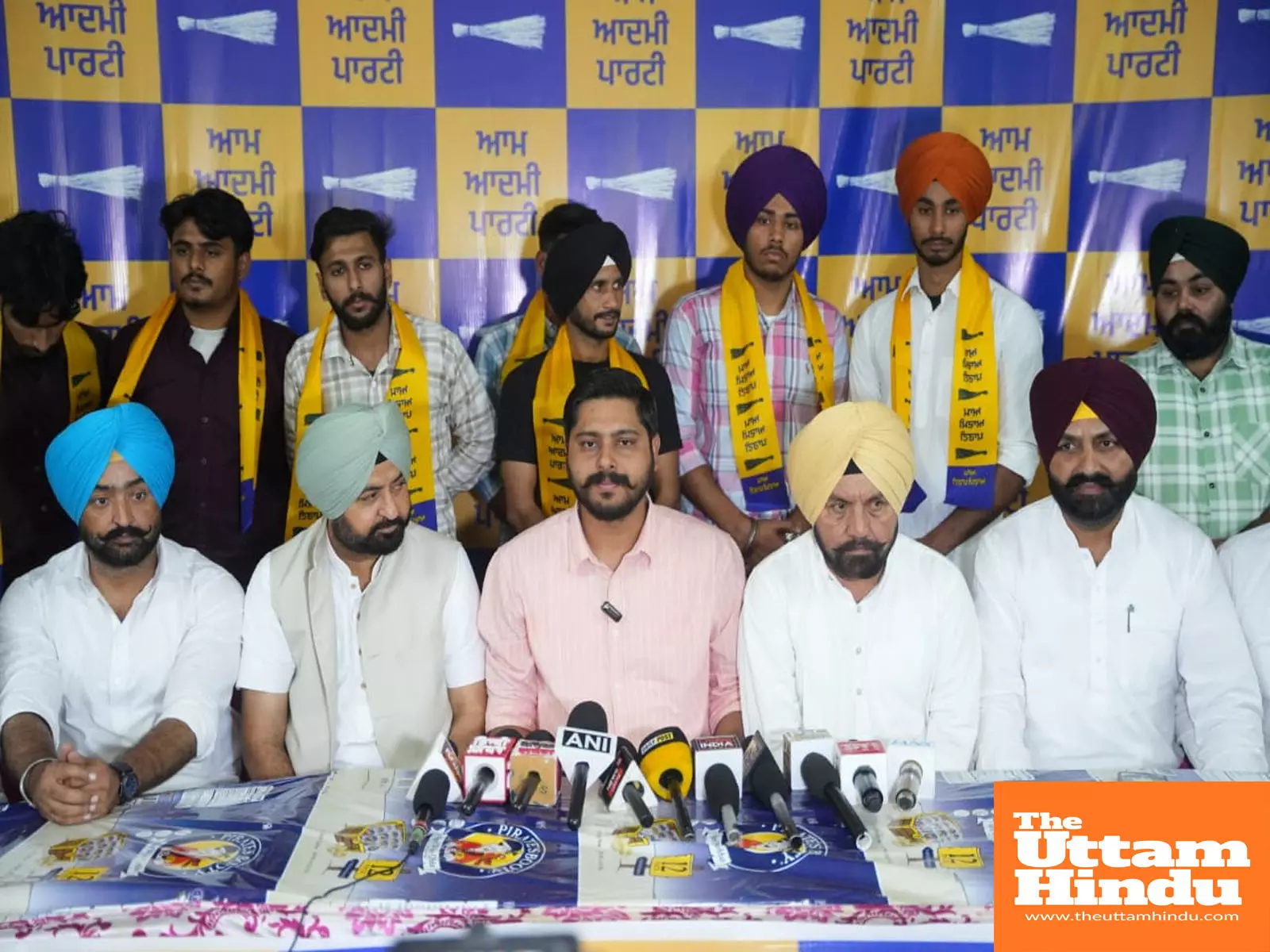 Dozens of youth leaders quit Akali Dal and join Aam Aadmi Party; receive warm welcome from senior AAP leadership Dozens of youth leaders quit Akali Dal and join Aam Aadmi Party; receive warm welcome from senior AAP leadership