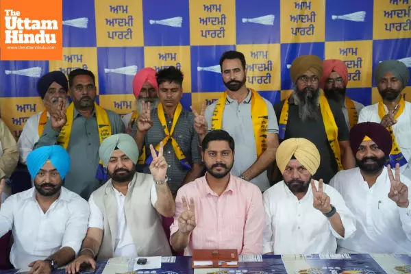 Mass Joining Boosts AAP in Tarn Taran: Entire Panchayat and Senior Leaders of Panjwar Join Aam Aadmi Party Mass Joining Boosts AAP in Tarn Taran: Entire Panchayat and Senior Leaders of Panjwar Join Aam Aadmi Party