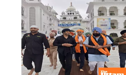 Punjabi singer Mankirth Aulakh bowed down at Takht Patna Sahib