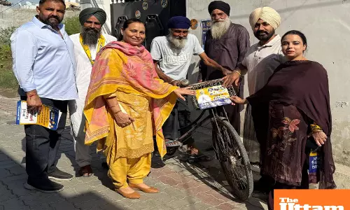 ‘AAP’ women wing President Dr. Amandeep Kaur Arora campaigns door-to-door in support of Harmeet Sandhu