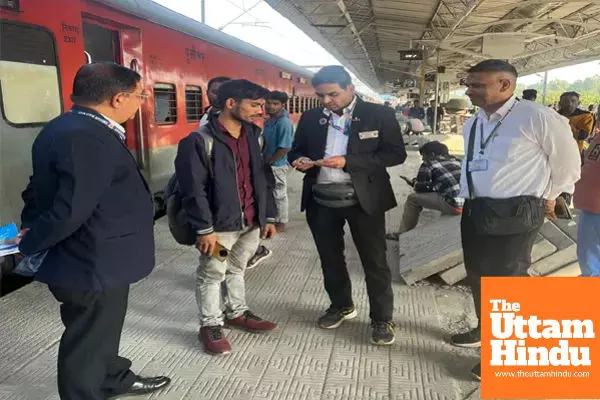 Jammu Rail Division Catches 697 Ticketless Passengers in One Day, Collects ₹4.33 Lakh Fine Jammu Rail Division Catches 697 Ticketless Passengers in One Day, Collects ₹4.33 Lakh Fine