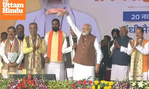 PM Modi Waves Gamchha, Bows to Crowd at Nitish Kumar’s Oath Ceremony in Patna