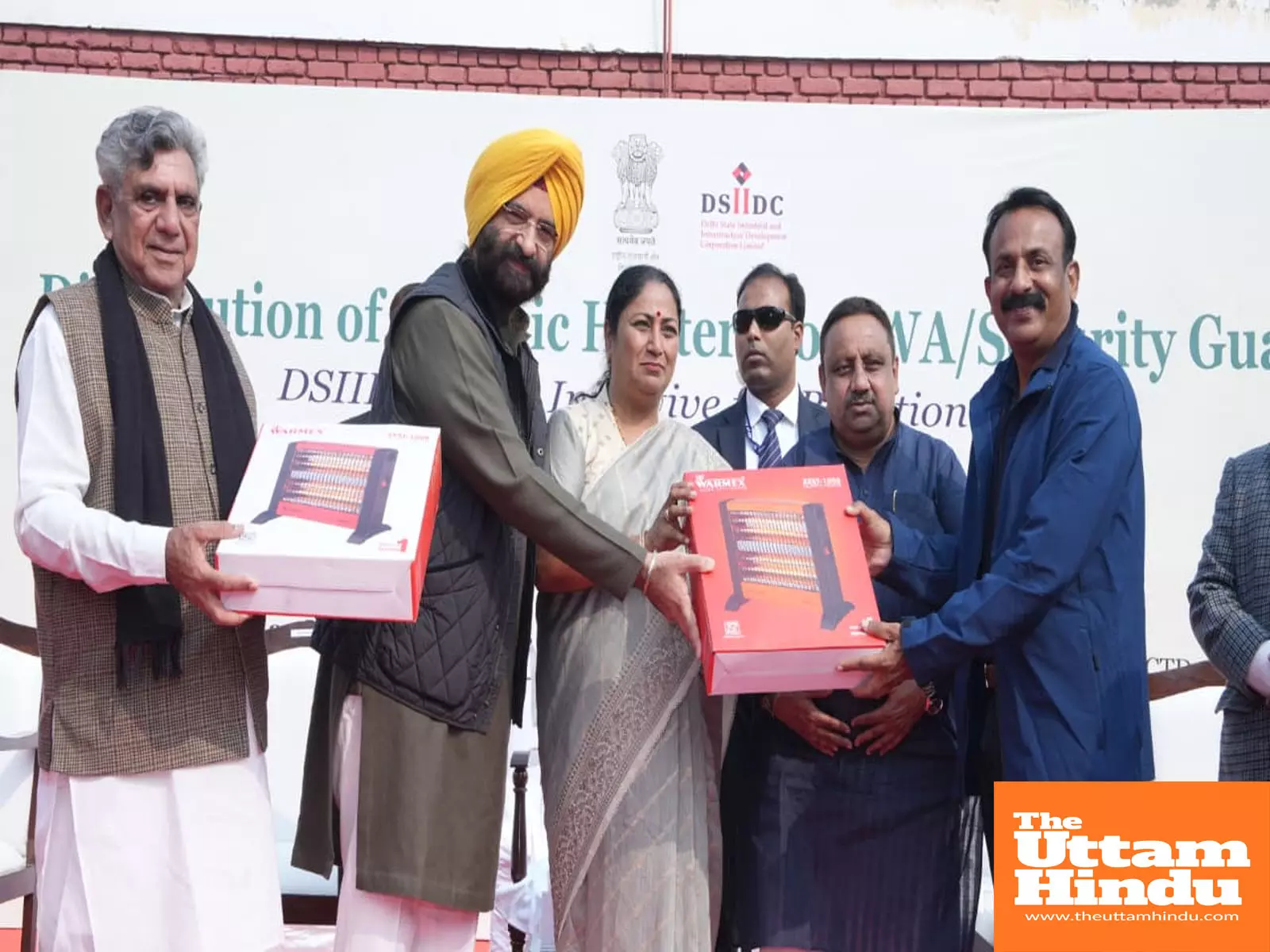 Rekha government’s unique initiative: Heaters distributed to night guards to provide relief from cold and curb pollution