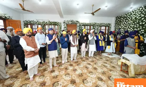 CM and Arvind Kejriwal take blessings of almighty for starting of Sri Akhand Path Sahib at Gurdwara Baba Budha Dal Chouni
