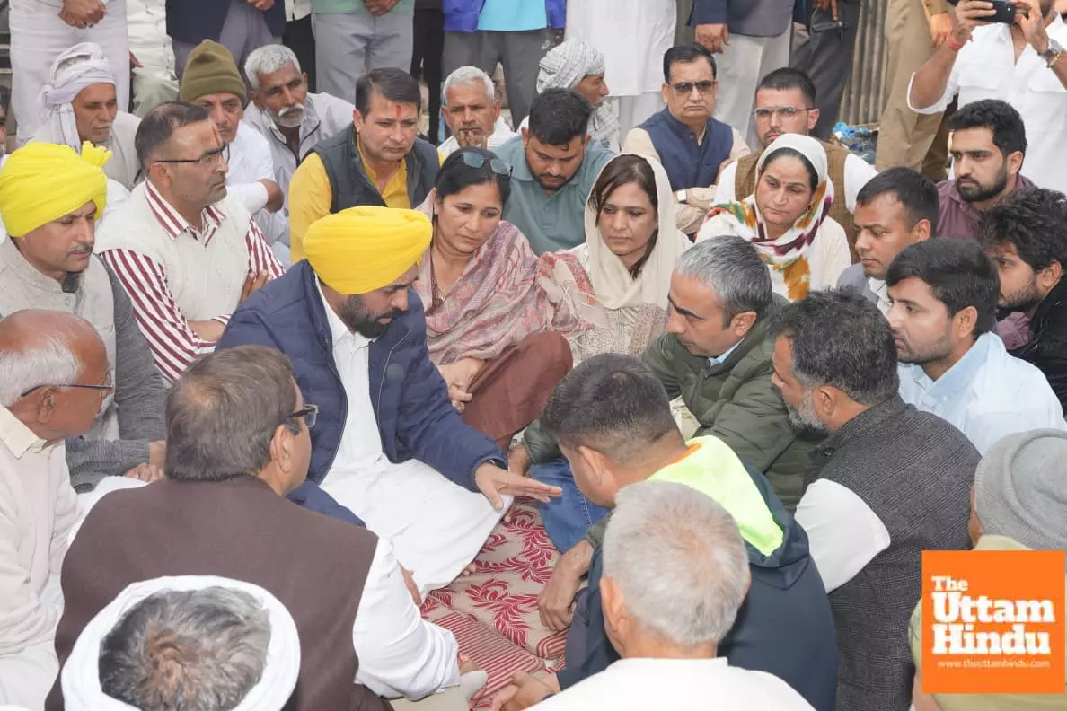 Punjab CM Bhagwant Mann, AAP National Media Incharge Anurag Dhanda and State President Dr. Sushil Gupta met with Hardik Rathis family and expressed their condolences Punjab CM Bhagwant Mann, AAP National Media Incharge Anurag Dhanda and State President Dr. Sushil Gupta met with Hardik Rathis family and expressed their condolences