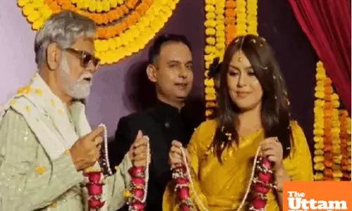 52‑year‑old Mahima Chaudhary exchanged garlands with Sanjay Mishra, got spooked by the wedding mantras 52‑year‑old Mahima Chaudhary exchanged garlands with Sanjay Mishra, got spooked by the wedding mantras