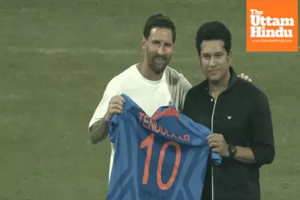 Fans throng Wankhede Stadium to see Messi as Sachin Tendulkar presents special gift Fans throng Wankhede Stadium to see Messi as Sachin Tendulkar presents special gift