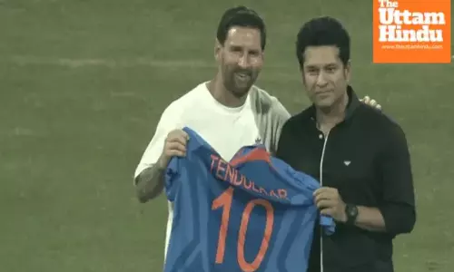 Fans throng Wankhede Stadium to see Messi as Sachin Tendulkar presents special gift