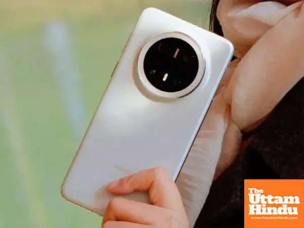 Record-breaking phone sells 7.5 lakh units in a flash, sparks long waitlist Record-breaking phone sells 7.5 lakh units in a flash, sparks long waitlist