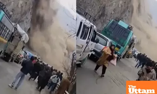 Kashmir landslide chaos: Boulders rain down on highway, panic ensues