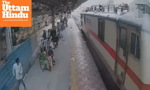 Heart-rending incident at railway station, Army jawan ends life by lying before moving train