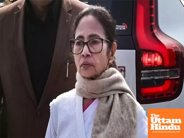 Mamata Banerjee rushes to IPAC chiefs house amid ED raids, accuses centre of political vendetta Mamata Banerjee rushes to IPAC chiefs house amid ED raids, accuses centre of political vendetta