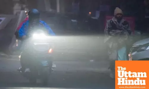 Delhi records season’s coldest morning at 4.2°C, AQI crosses 400; low visibility disrupts flights