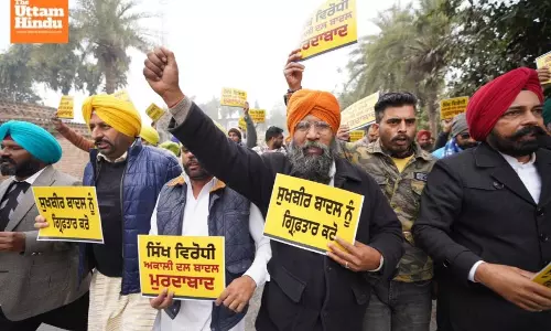 AAP Protests in Lambi Against SAD President Sukhbir Singh Badal for Sharing Doctored Video of AAP Leader
