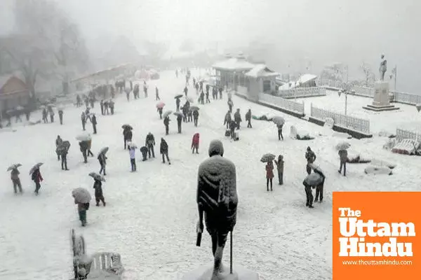 Heavy snowfall from Jammu and Kashmir to Uttarakhand, 535 roads closed in Himachal; flights cancelled at Srinagar airport