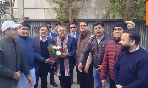 Rakesh Rathore accorded a floral welcome to National General Secretary Tarun Chugh upon his arrival at his residence*