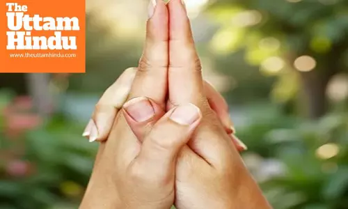 Kali Mudra helps relieve stress, fear and negative thoughts, eases depression