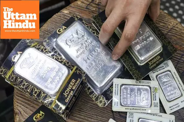 Decline refuses to stop! Silver crashes again, price drops by ₹10,000 in a jolt, gold slips by up to ₹4,000