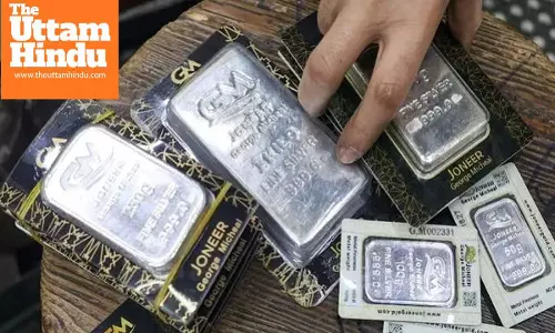 Decline refuses to stop! Silver crashes again, price drops by ₹10,000 in a jolt, gold slips by up to ₹4,000