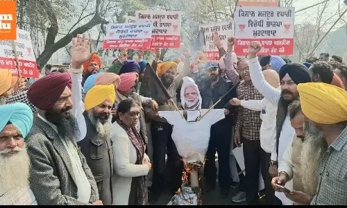 AAP Protests Against Haryana CM Nayab Singh Saini Outside Desh Bhagat University, Also Burns Effigy of PM Modi
