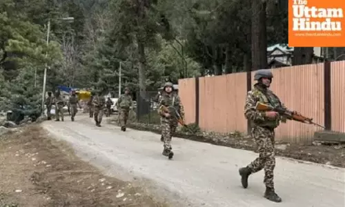 Suspicious object found on Srinagar-Baramulla Highway, security forces seal area; bomb squad called