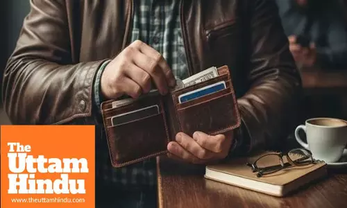 Should you keep photos of gods in your wallet? Know the Vastu rules or it may affect your finances