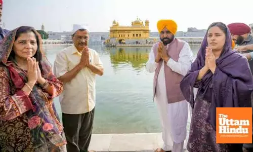 Arvind Kejriwal pays obeisance at Sri Sachkhand Sri Harmandir Sahib with CM Bhagwant Singh Mann after court proves him ‘Kattar Imaandar’