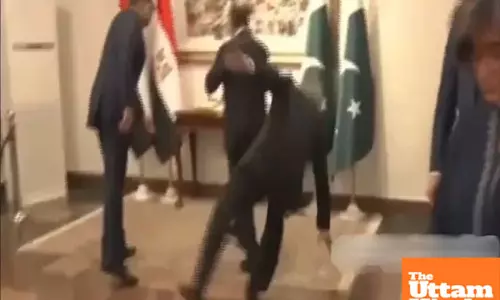 Pakistans deputy PM Ishaq Dar falls on red carpet, suffers shoulder fracture amid Iran-US mediation efforts