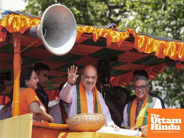 TMC-BJP clash erupts as Amit Shahs roadshow nears Mamatas residence TMC-BJP clash erupts as Amit Shahs roadshow nears Mamatas residence