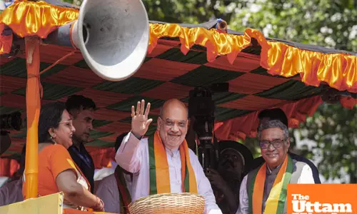 TMC-BJP clash erupts as Amit Shahs roadshow nears Mamatas residence