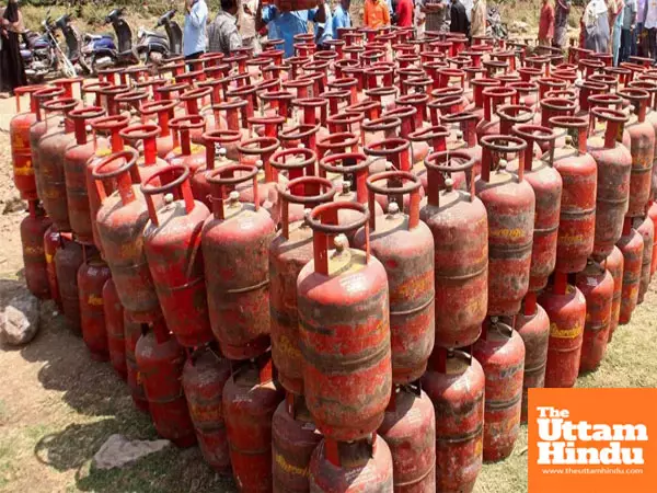 LPG supply stable: Ministry reports record distribution of 51 lakh cylinders in one day LPG supply stable: Ministry reports record distribution of 51 lakh cylinders in one day